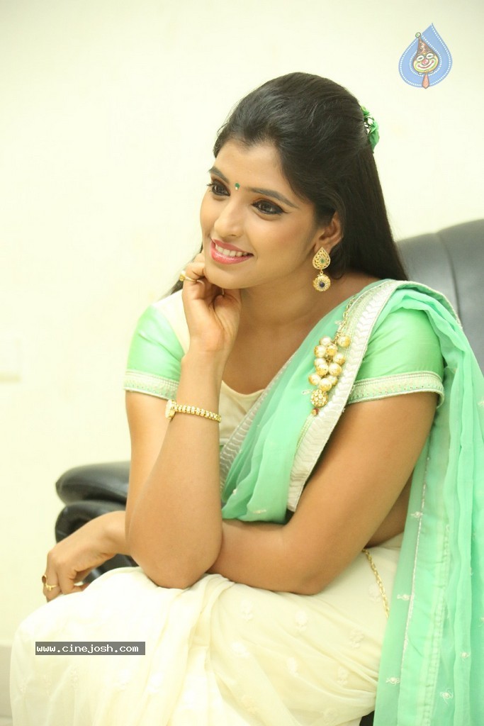 Anchor Syamala New Stills - 69 / 105 photos