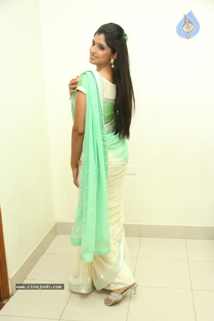 Anchor Syamala New Stills - 77 / 105 photos