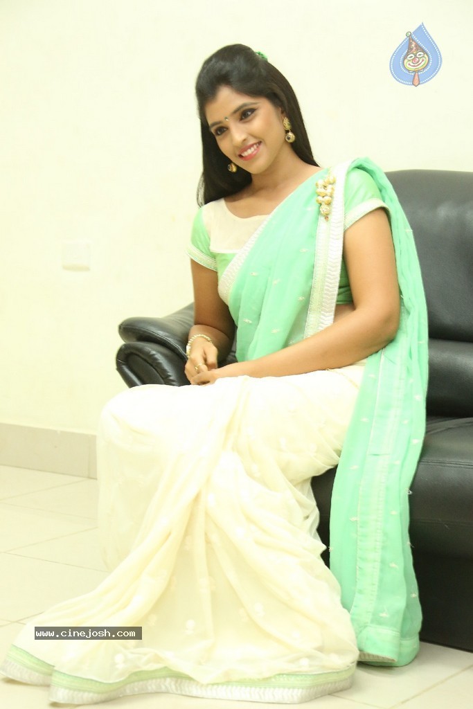Anchor Syamala New Stills - 88 / 105 photos