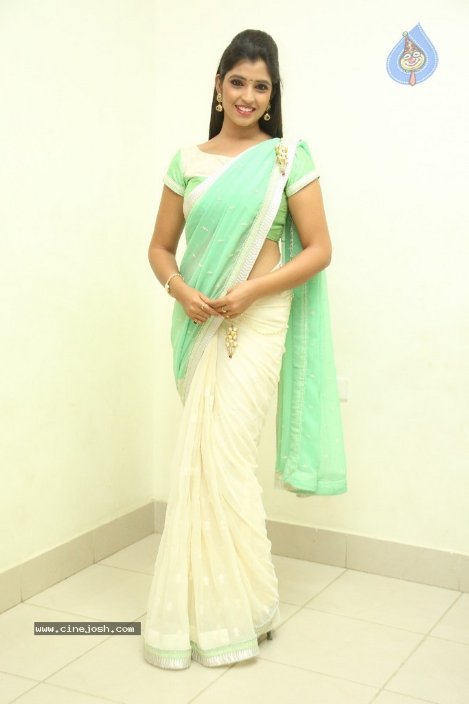 Anchor Syamala New Stills - 102 / 105 photos