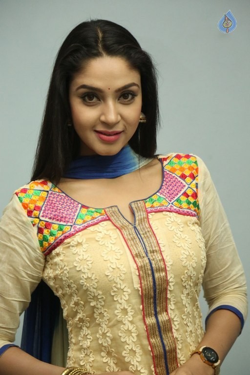 Angana Roy New Pics - 15 / 40 photos