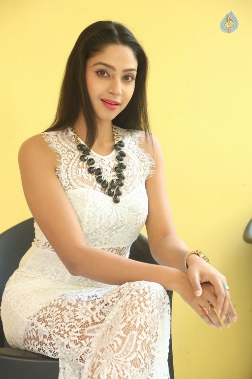 Angana Roy New Stills - 28 / 34 photos