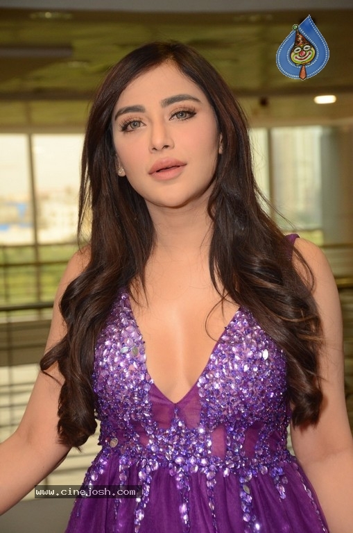 Angela Krislinzki Latest Pics - 28 / 42 photos