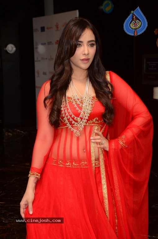 Angela Krislinzki New Pics - 7 / 21 photos