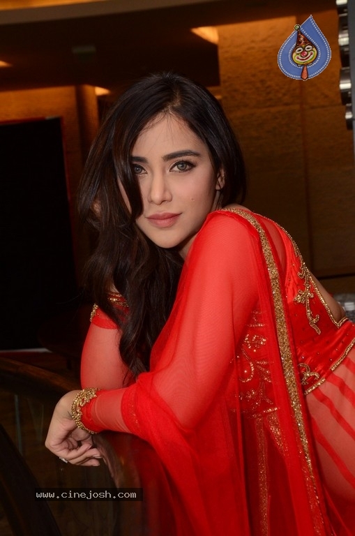 Angela Krislinzki New Pics - 8 / 21 photos