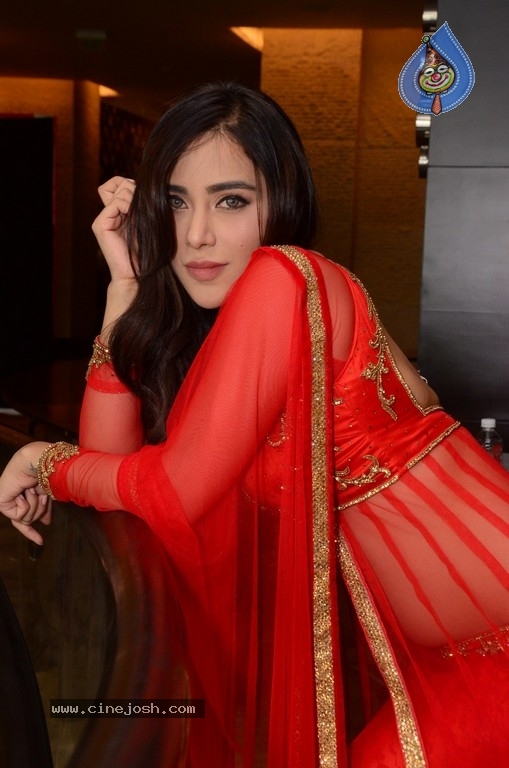 Angela Krislinzki New Pics - 9 / 21 photos