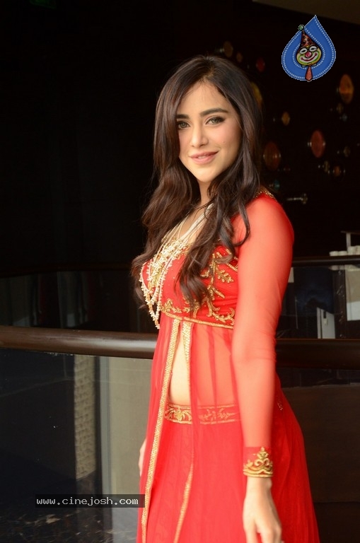 Angela Krislinzki New Pics - 11 / 21 photos