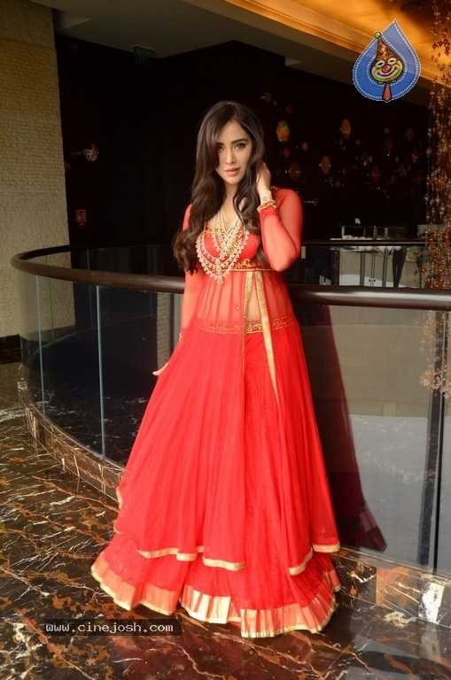 Angela Krislinzki New Pics - 14 / 21 photos