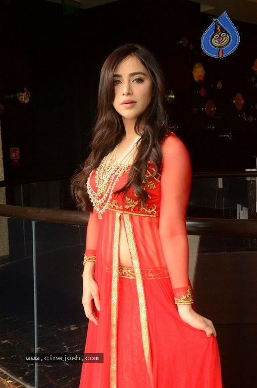 Angela Krislinzki New Pics - 15 / 21 photos