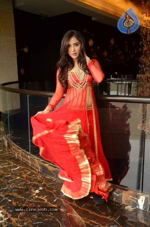 Angela Krislinzki New Pics - 17 / 21 photos