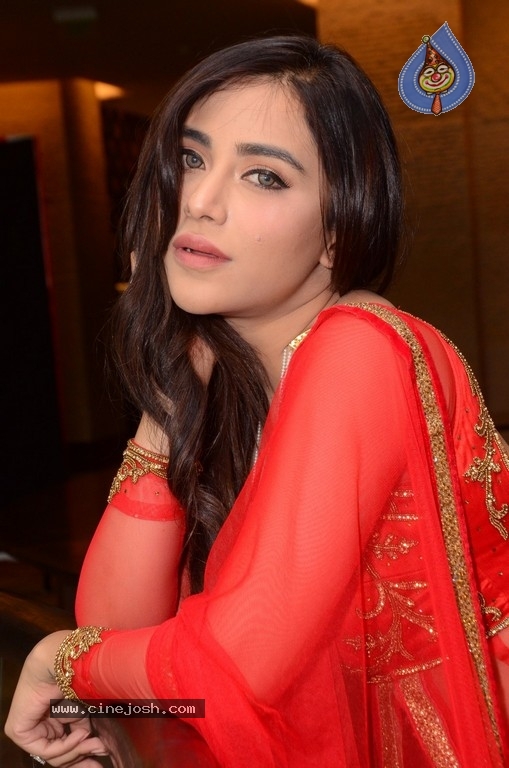 Angela Krislinzki New Pics - 18 / 21 photos