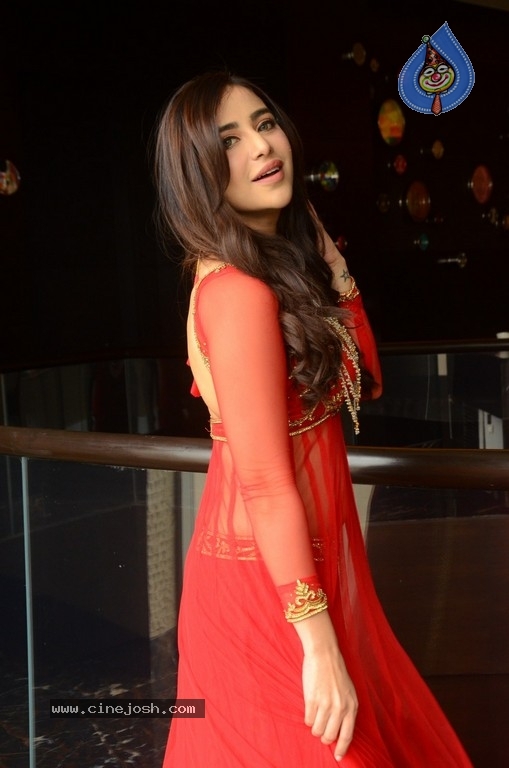 Angela Krislinzki New Pics - 21 / 21 photos