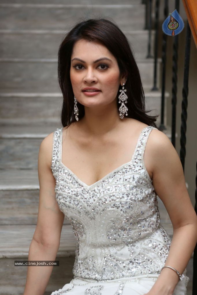 Angela Kumar Hot Stills - 4 / 151 photos