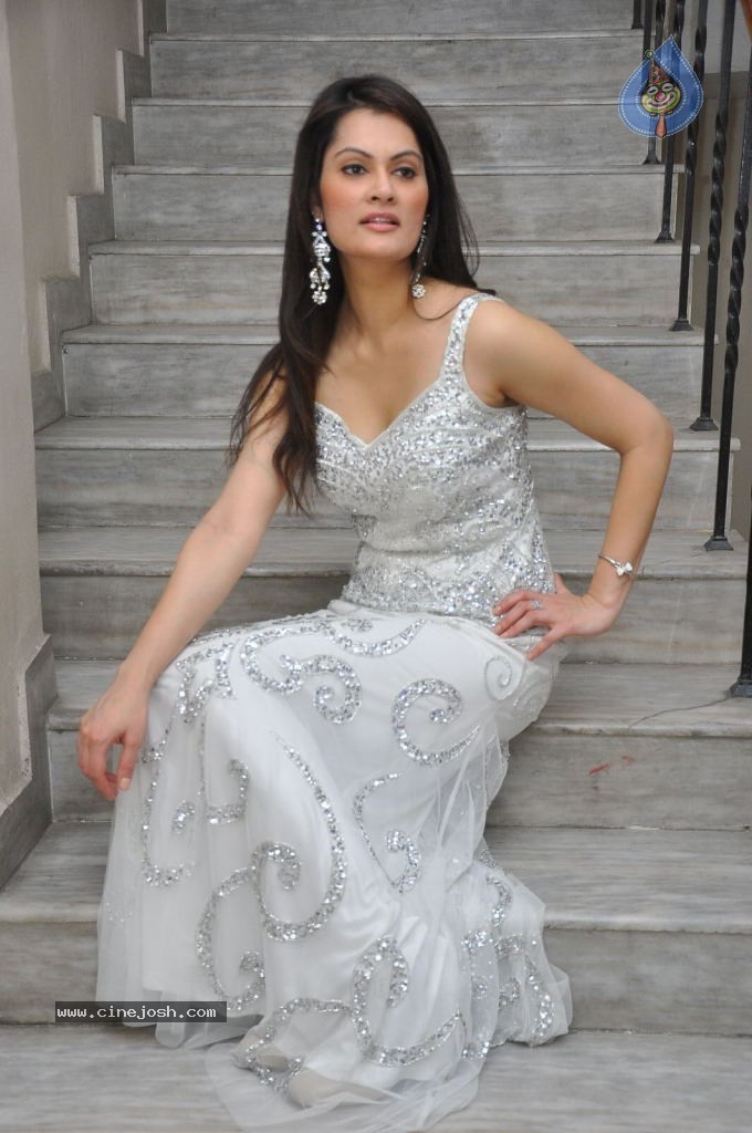 Angela Kumar Hot Stills - 27 / 151 photos