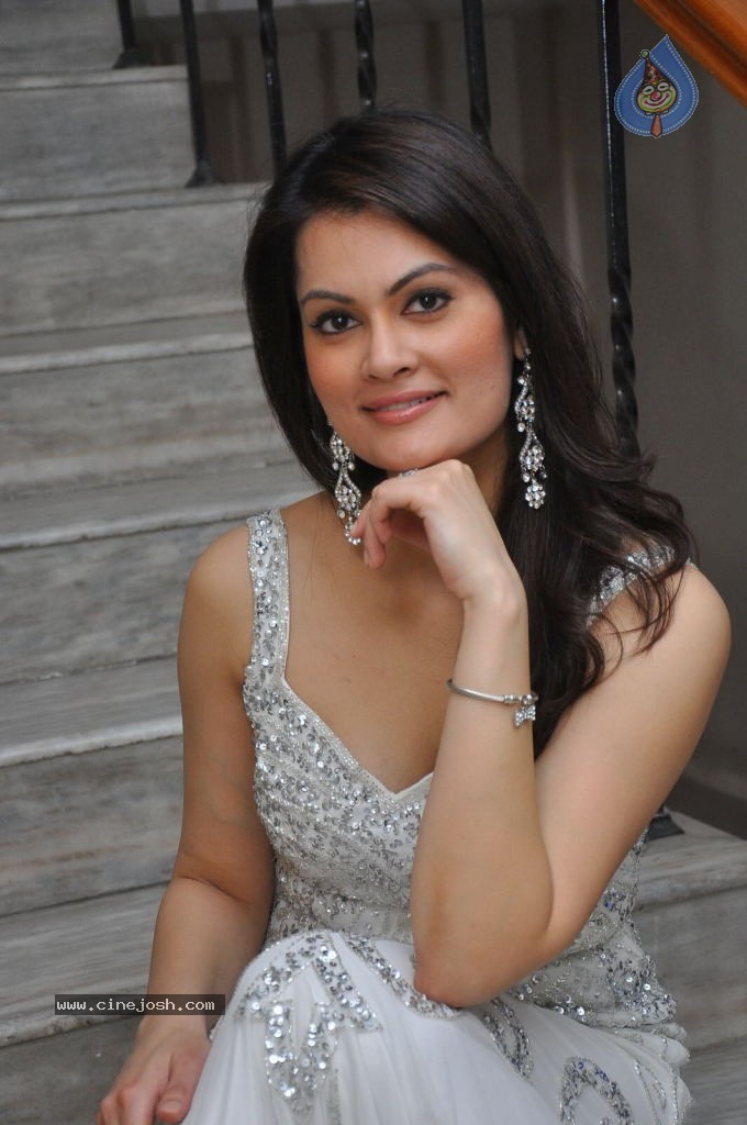 Angela Kumar Hot Stills - 28 / 151 photos