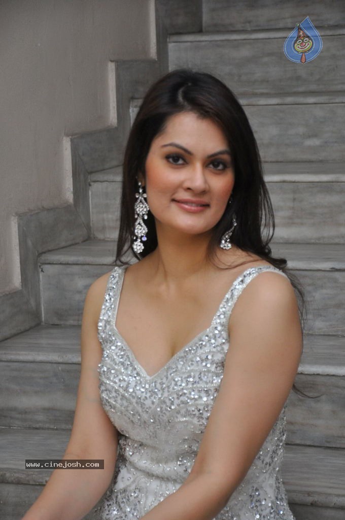 Angela Kumar Hot Stills - 37 / 151 photos