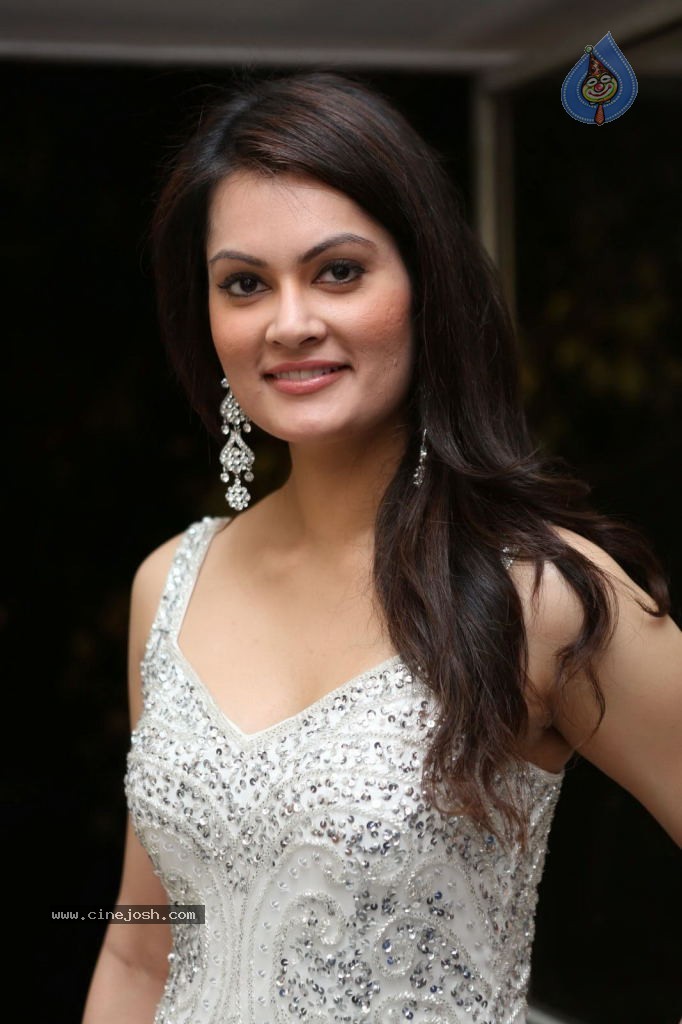 Angela Kumar Hot Stills - 71 / 151 photos