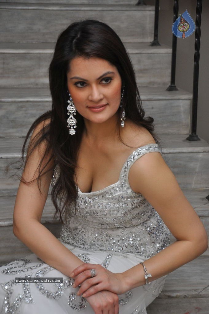 Angela Kumar Hot Stills - 72 / 151 photos