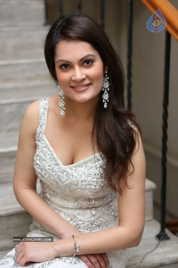 Angela Kumar Hot Stills - 73 / 151 photos