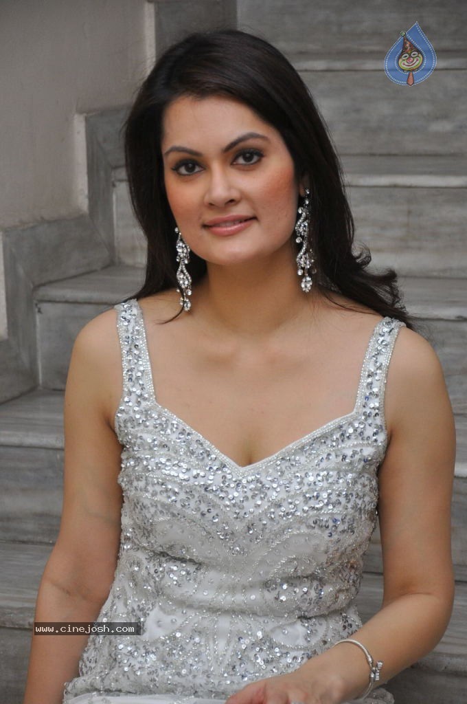 Angela Kumar Hot Stills - 74 / 151 photos