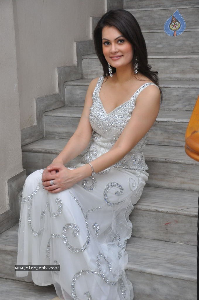 Angela Kumar Hot Stills - 75 / 151 photos