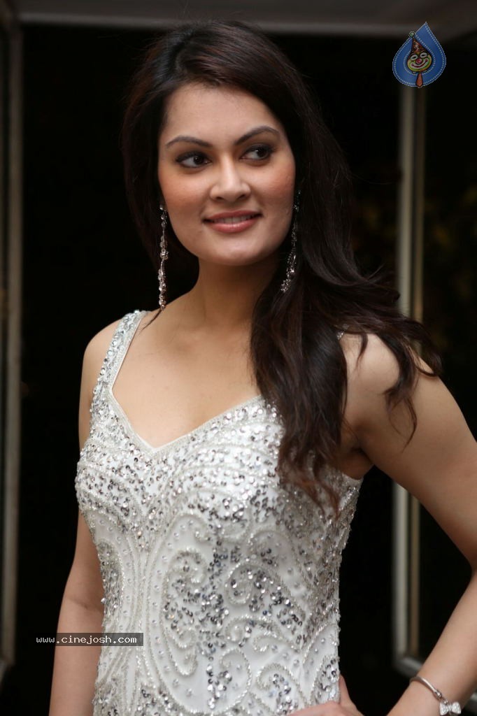 Angela Kumar Hot Stills - 76 / 151 photos