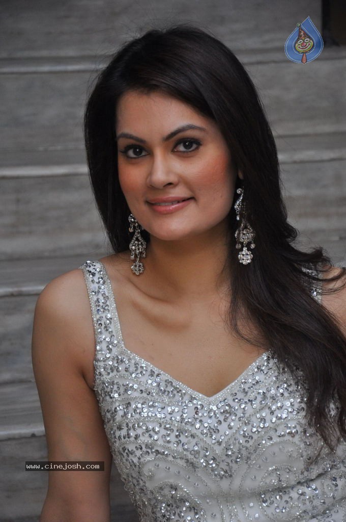 Angela Kumar Hot Stills - 79 / 151 photos