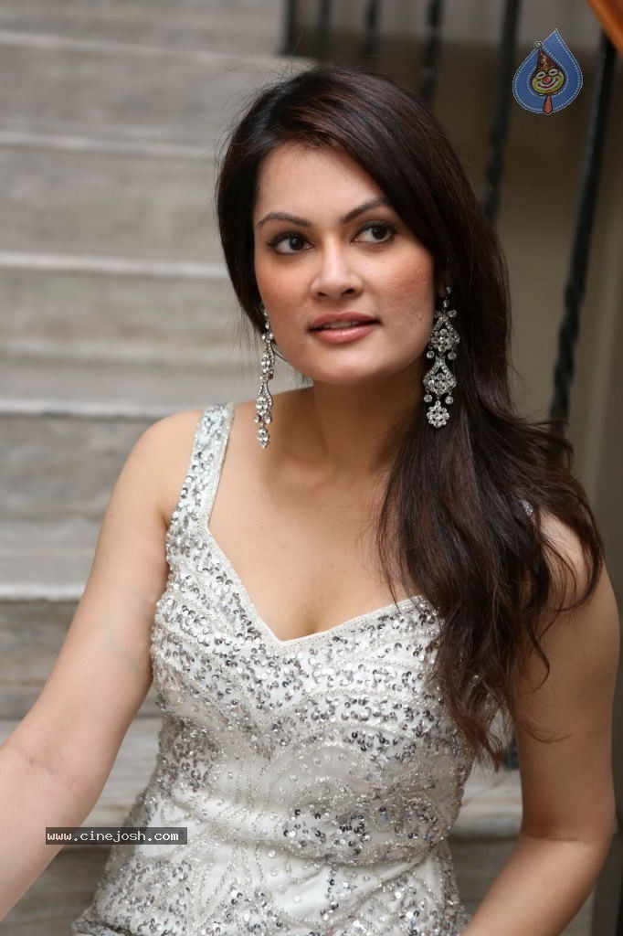 Angela Kumar Hot Stills - 80 / 151 photos