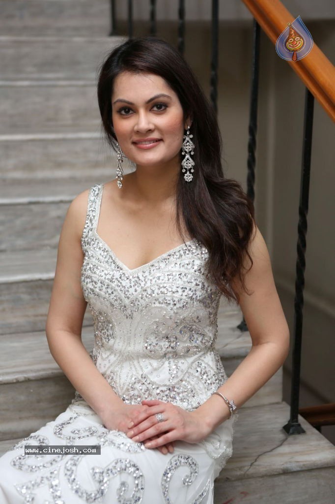 Angela Kumar Hot Stills - 83 / 151 photos