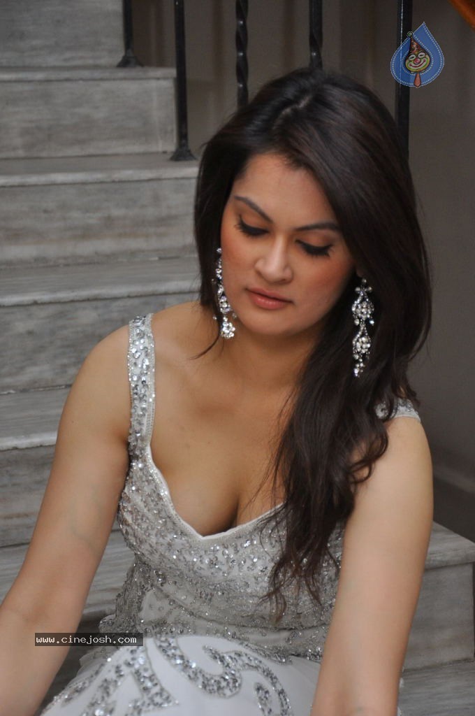 Angela Kumar Hot Stills - 84 / 151 photos