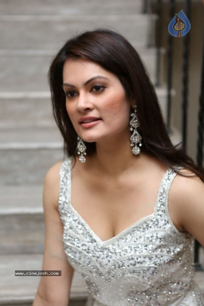 Angela Kumar Hot Stills - 86 / 151 photos