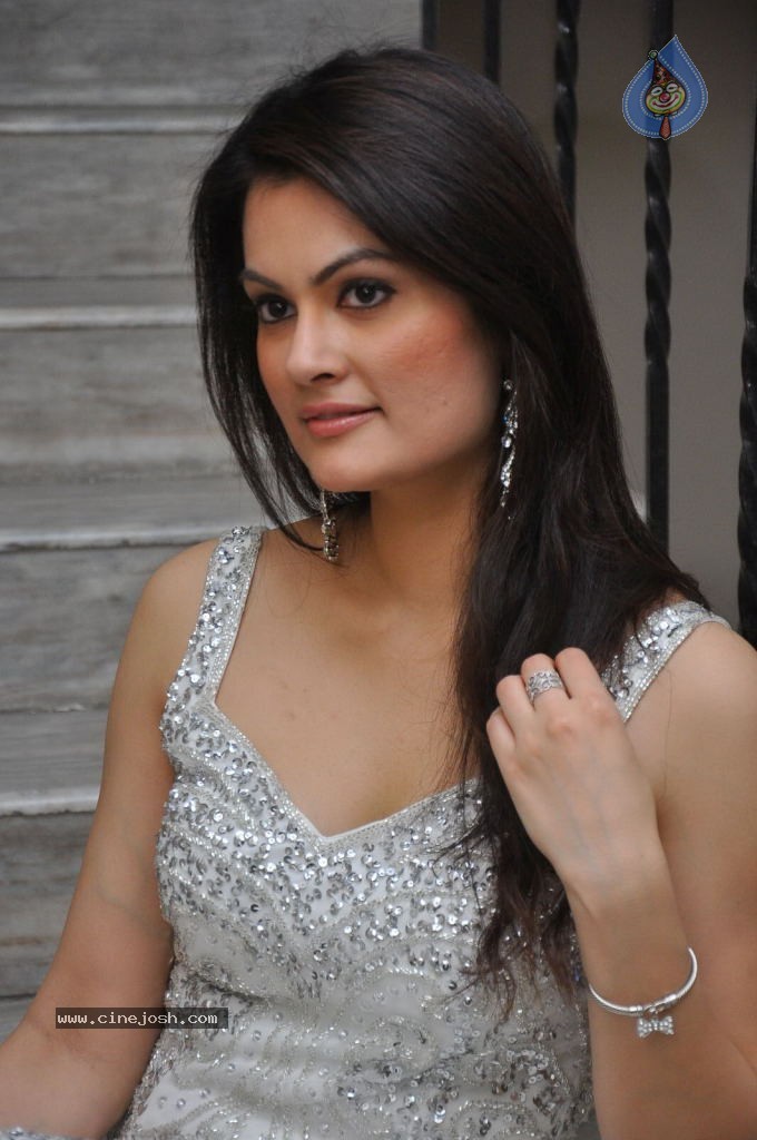 Angela Kumar Hot Stills - 87 / 151 photos