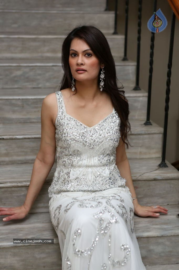 Angela Kumar Hot Stills - 90 / 151 photos