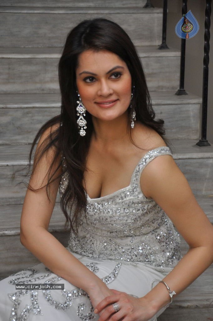 Angela Kumar Hot Stills - 96 / 151 photos