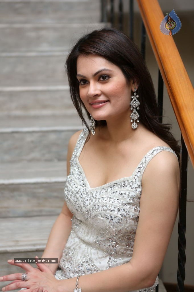 Angela Kumar Hot Stills - 97 / 151 photos