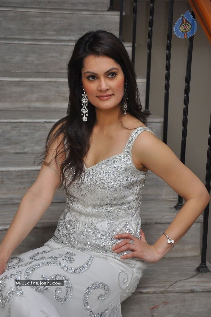 Angela Kumar Hot Stills - 101 / 151 photos