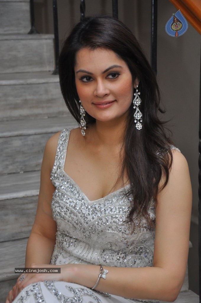 Angela Kumar Hot Stills - 103 / 151 photos