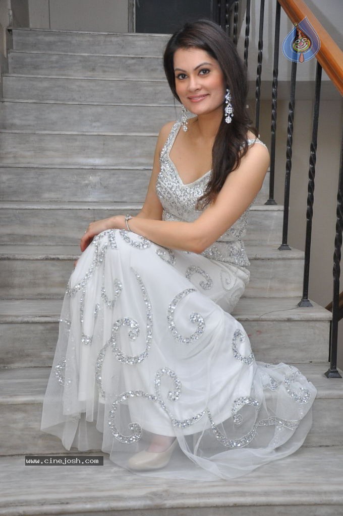 Angela Kumar Hot Stills - 109 / 151 photos