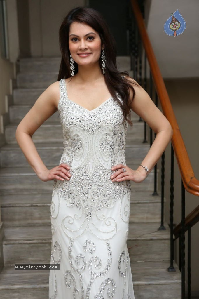 Angela Kumar Hot Stills - 110 / 151 photos