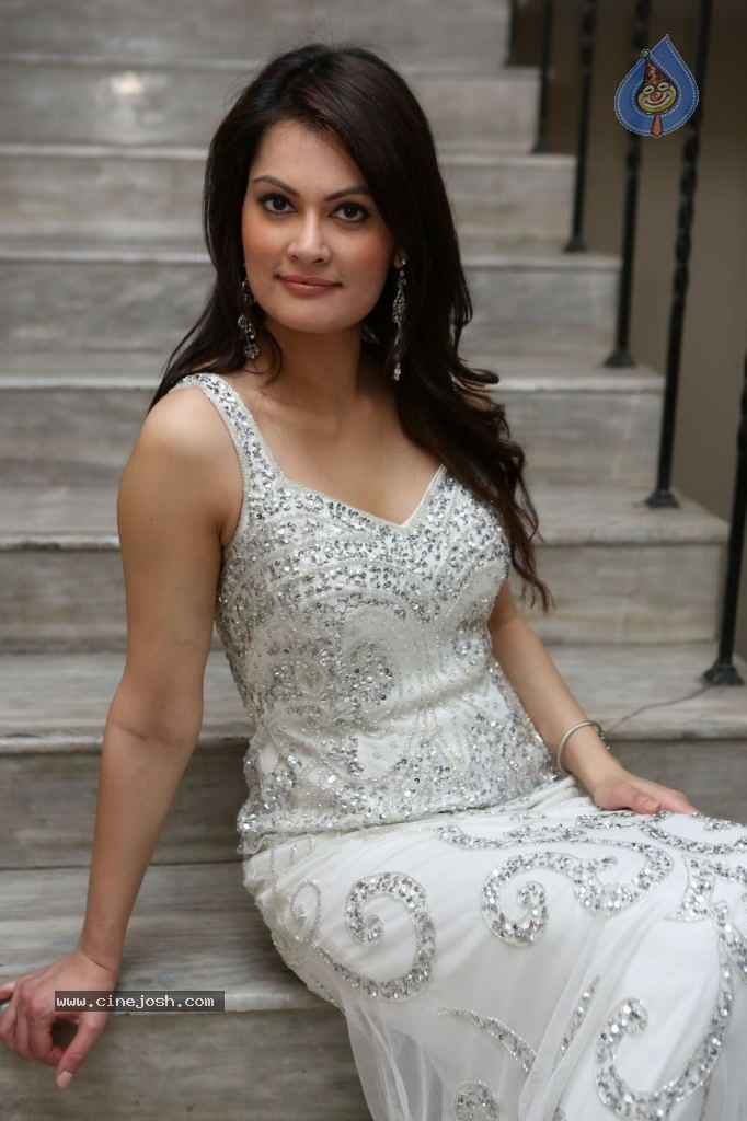 Angela Kumar Hot Stills - 111 / 151 photos