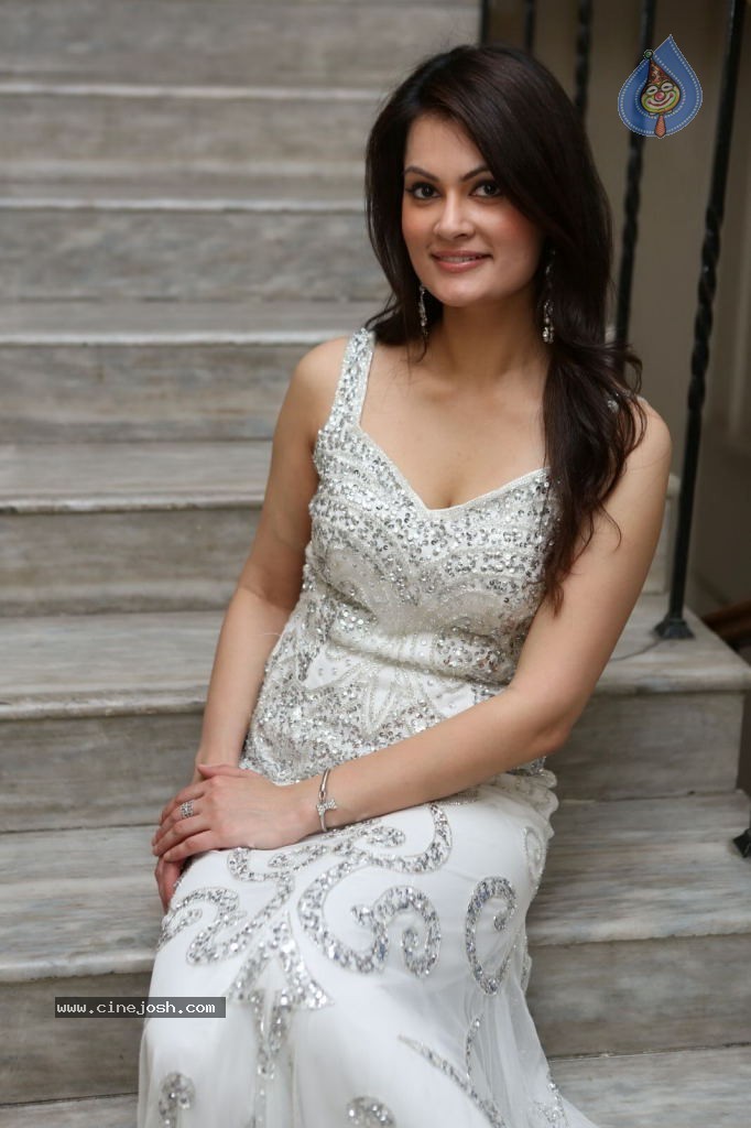 Angela Kumar Hot Stills - 112 / 151 photos