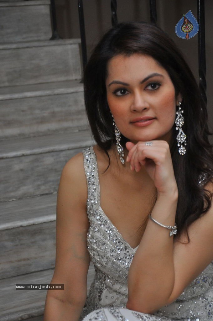 Angela Kumar Hot Stills - 118 / 151 photos