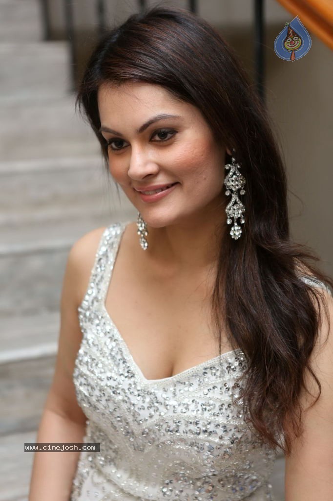 Angela Kumar Hot Stills - 122 / 151 photos