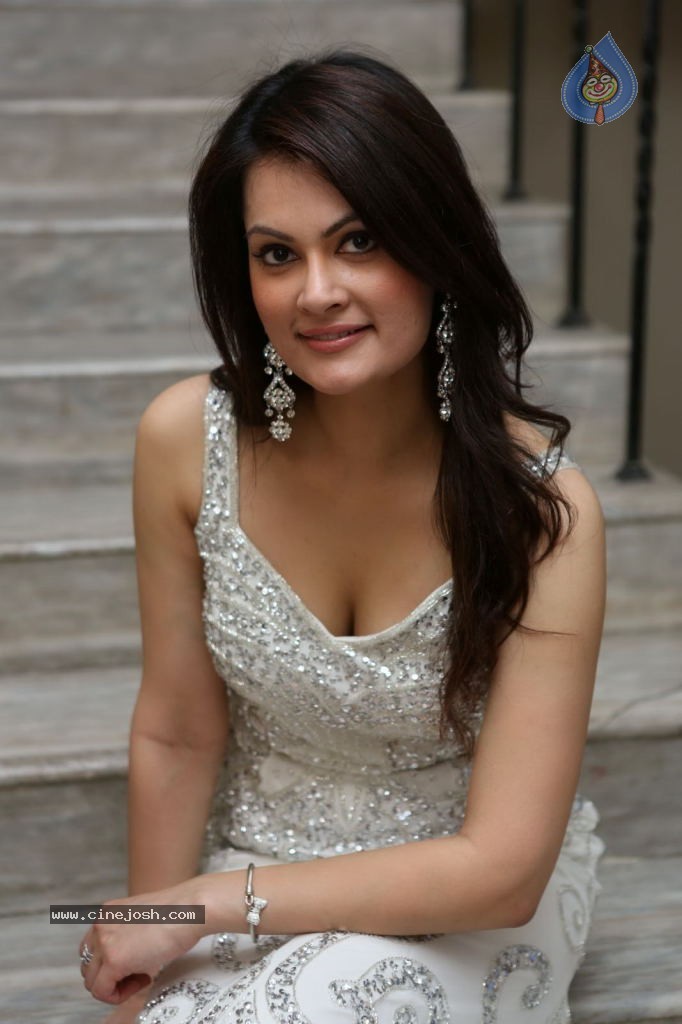 Angela Kumar Hot Stills - 123 / 151 photos