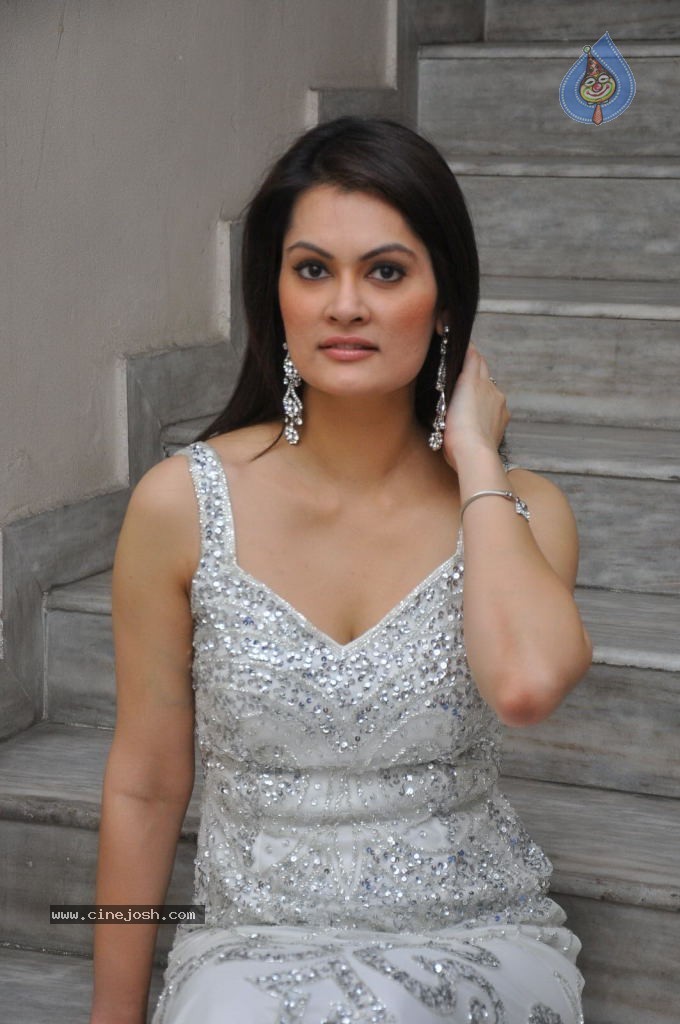 Angela Kumar Hot Stills - 126 / 151 photos