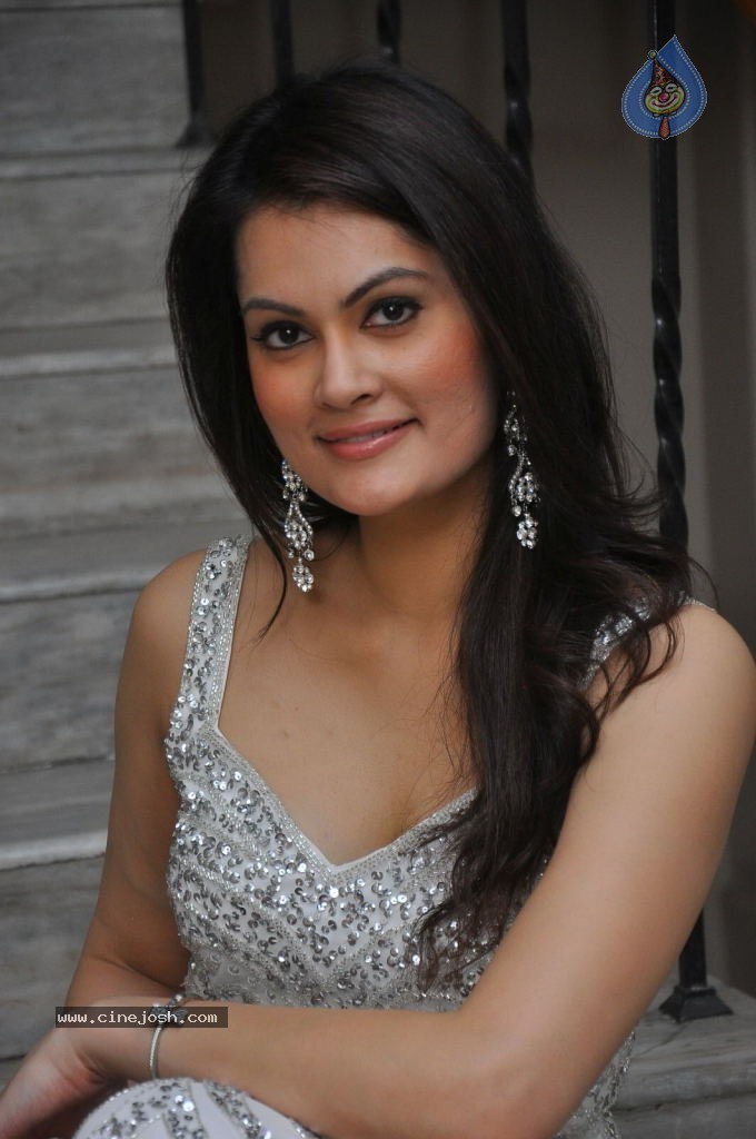 Angela Kumar Hot Stills - 133 / 151 photos