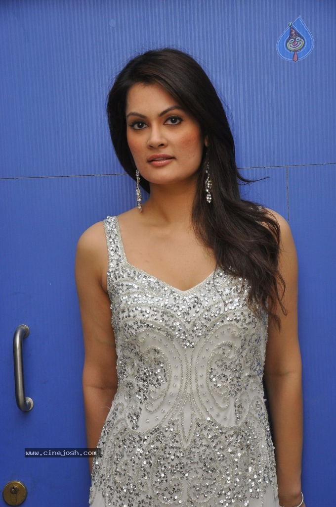 Angela Kumar Hot Stills - 134 / 151 photos