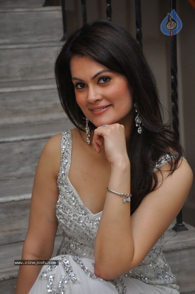 Angela Kumar Hot Stills - 137 / 151 photos