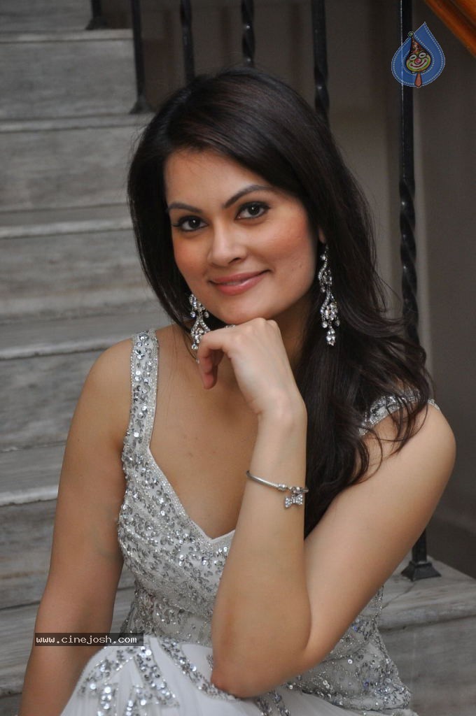 Angela Kumar Hot Stills - 142 / 151 photos