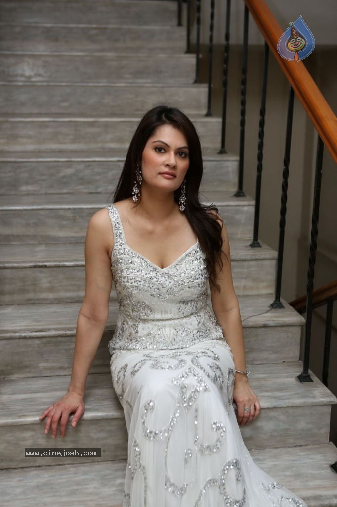 Angela Kumar Hot Stills - 147 / 151 photos